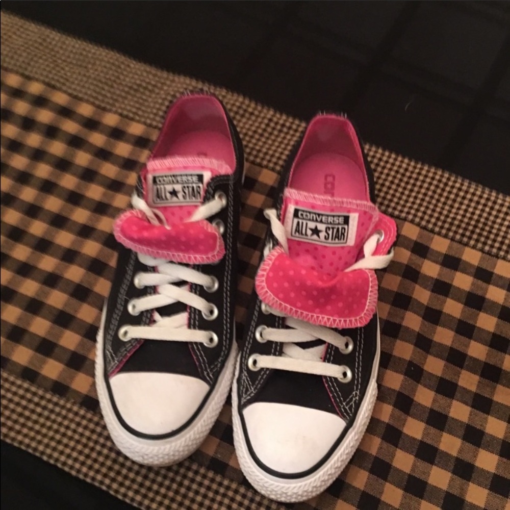 Women’s Pink & black converse  tennis shoes